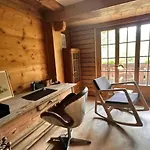 Serene With Shared Pool And Сasa de vacaciones Gstaad